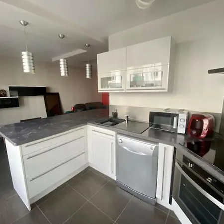 Duplex 2 Chambres, 2 Salles De Bain, Proche Gare Et Garage Prive
