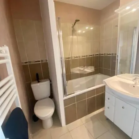Duplex 2 Chambres, 2 Salles De Bain, Proche Gare Et Garage Prive Lägenhet *