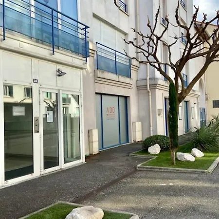 Duplex 2 Chambres, 2 Salles De Bain, Proche Gare Et Garage Prive *