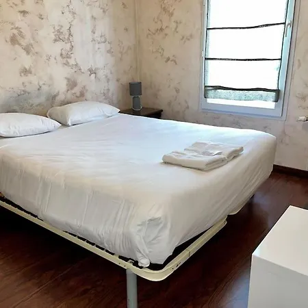 Duplex 2 Chambres, 2 Salles De Bain, Proche Gare Et Garage Prive