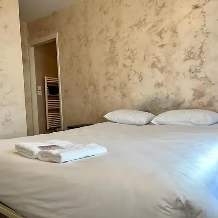 Duplex 2 Chambres, 2 Salles De Bain, Proche Gare Et Garage Prive